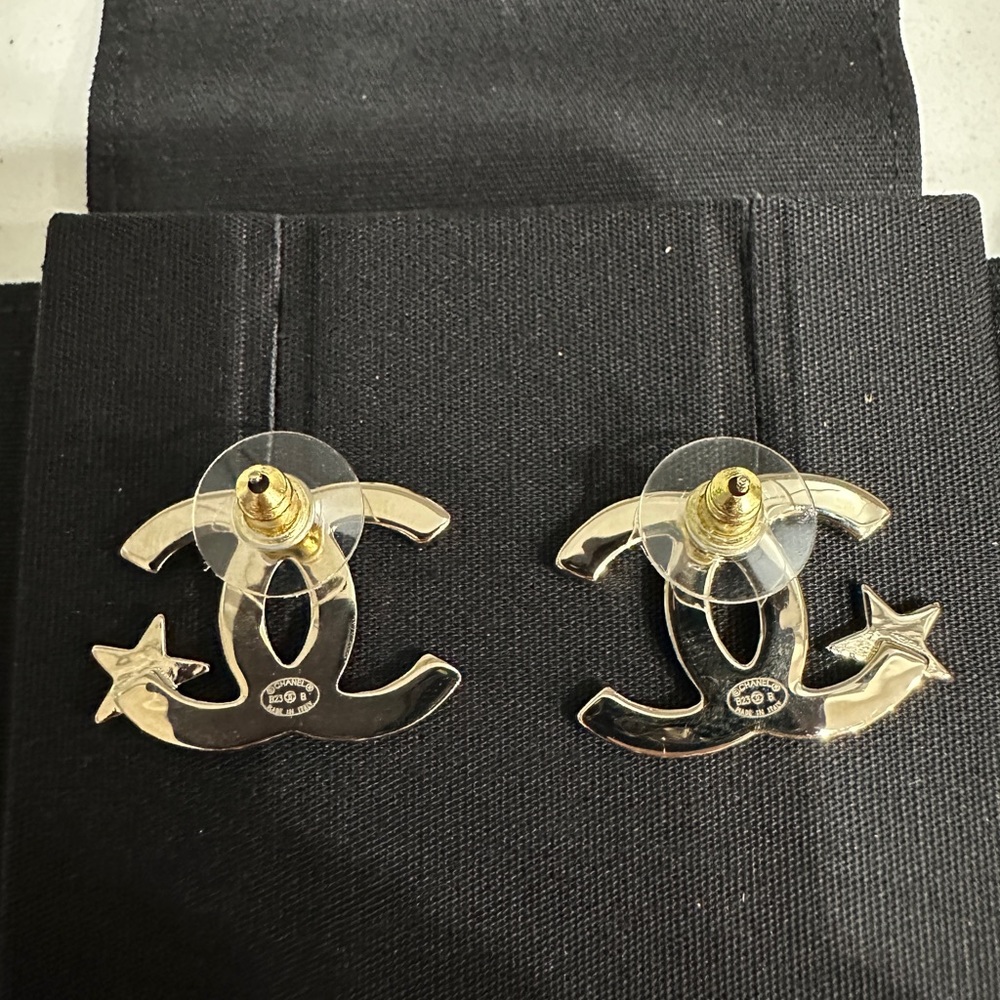 ❌ SOLD ❌ CHANEL 23B Large CC Stud Earrings - Picture 5 of 5